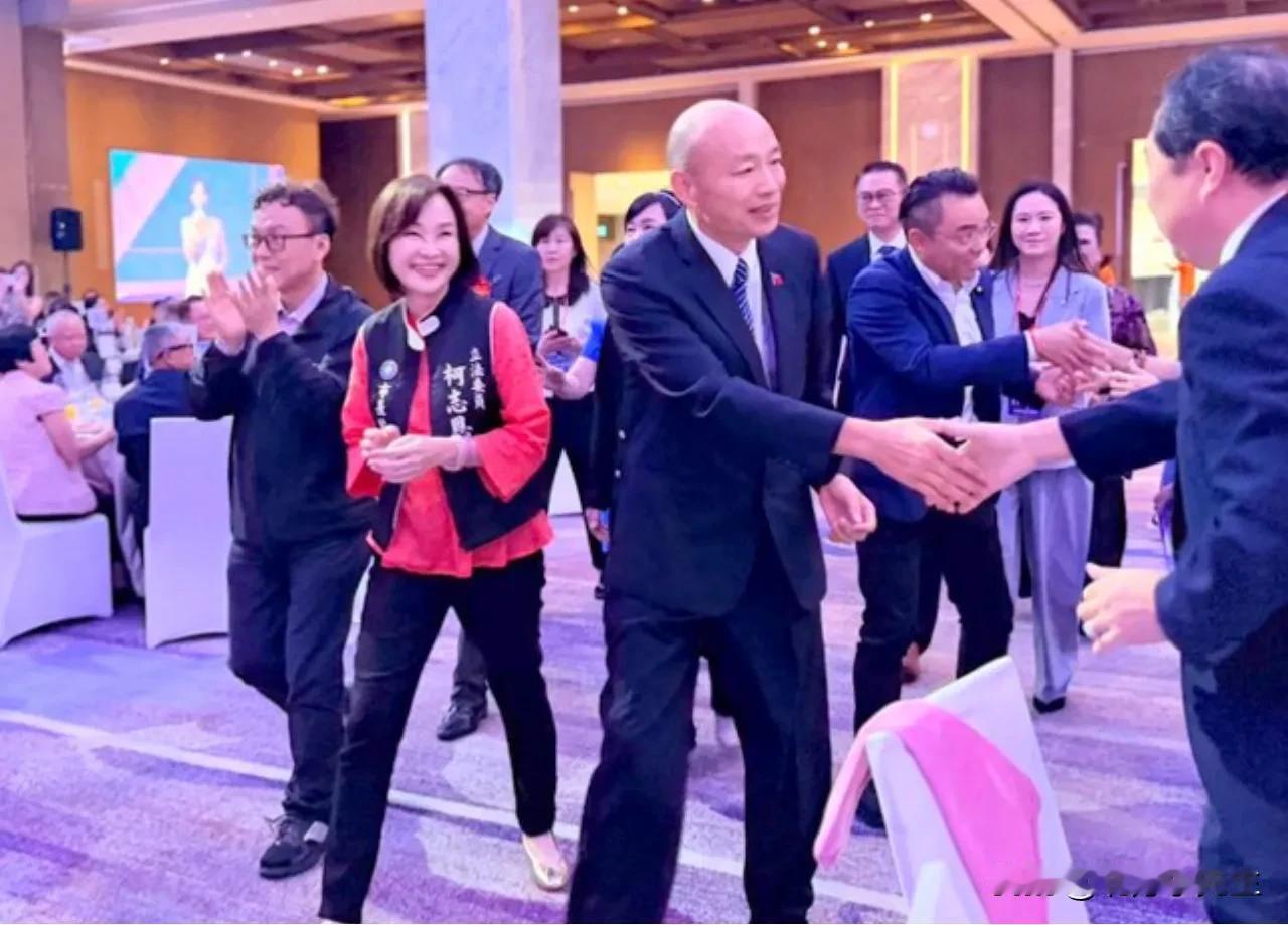 国民党高雄市长参选人柯志恩昨天晚上出席世界台湾商会联合总会年会晚宴，韩国瑜也南下