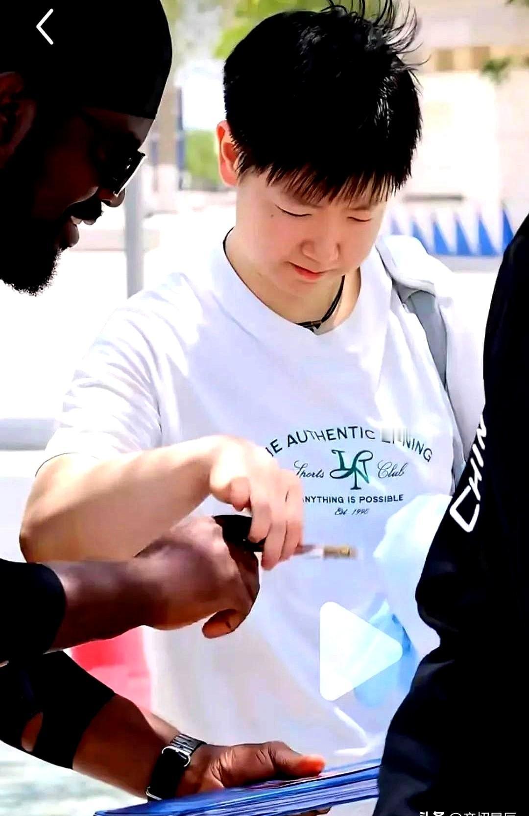 莎莎的粉丝遍布全世界啊。
这不，在多哈又给逮着了，还是个黑人小哥。

要说莎莎这