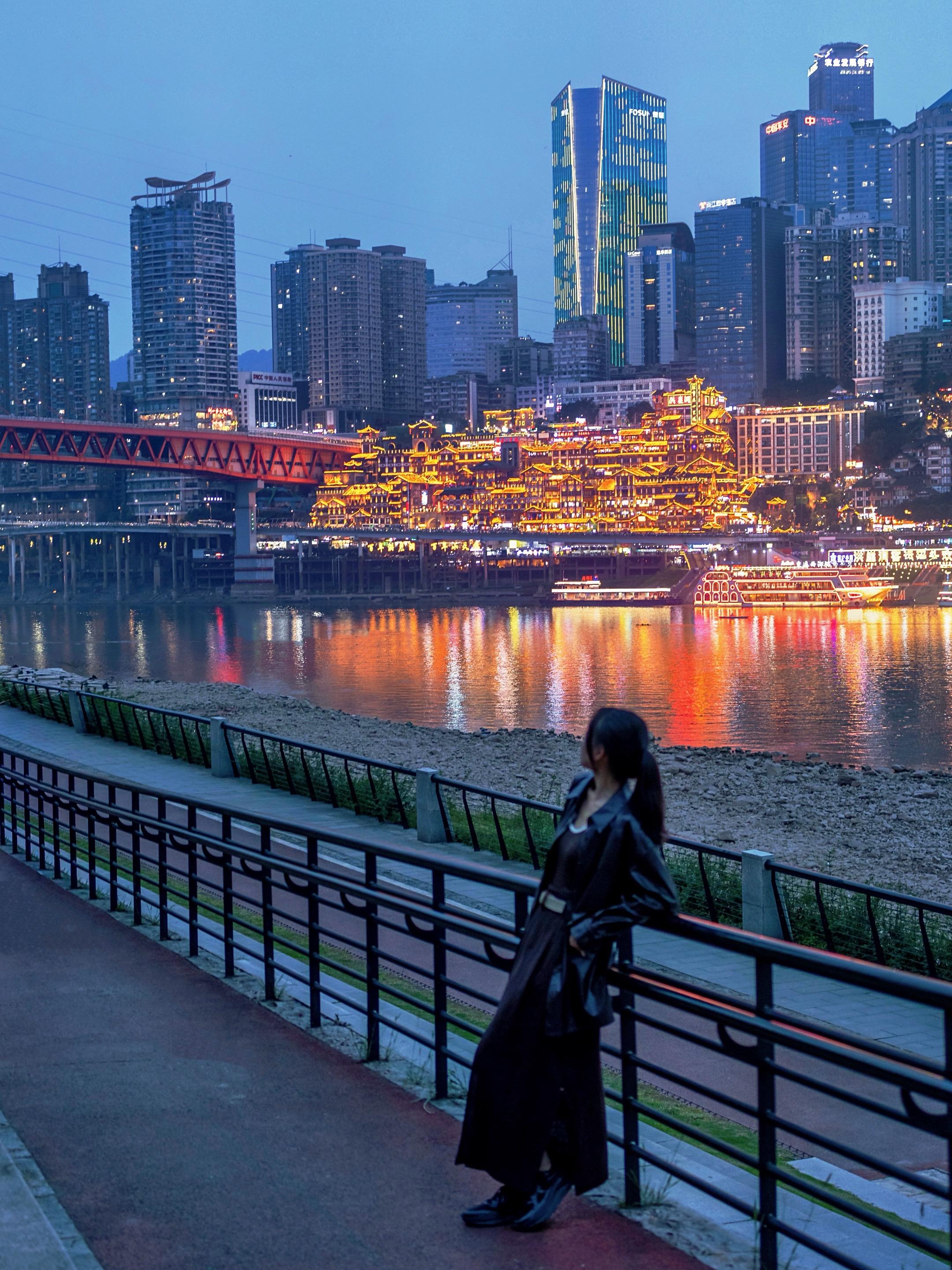 为了这一组照片，我特意去了趟重庆❗️。重庆不愧是魔幻之都 每个角落都好...