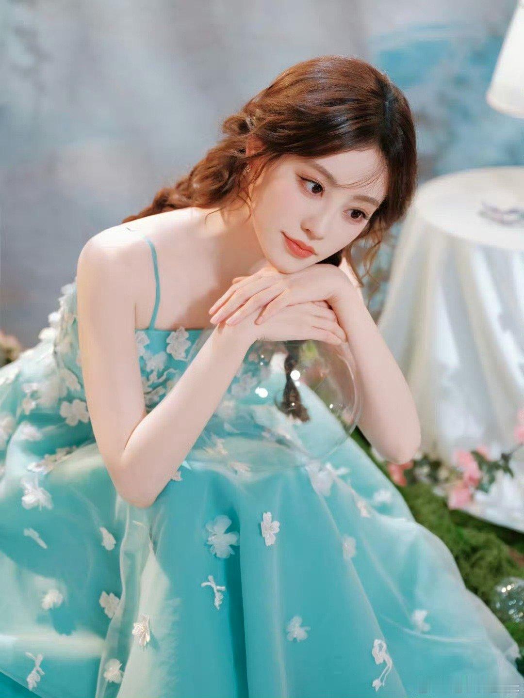 祝绪丹直播抽新年礼盒 白团子今天开启全能模式！美美直播、在线翻牌、手势舞教学，还