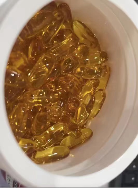 老爸上了年纪想补点鱼油，之前怕腥他吃不惯，选了这款Swisse 鱼油，吃了快一个