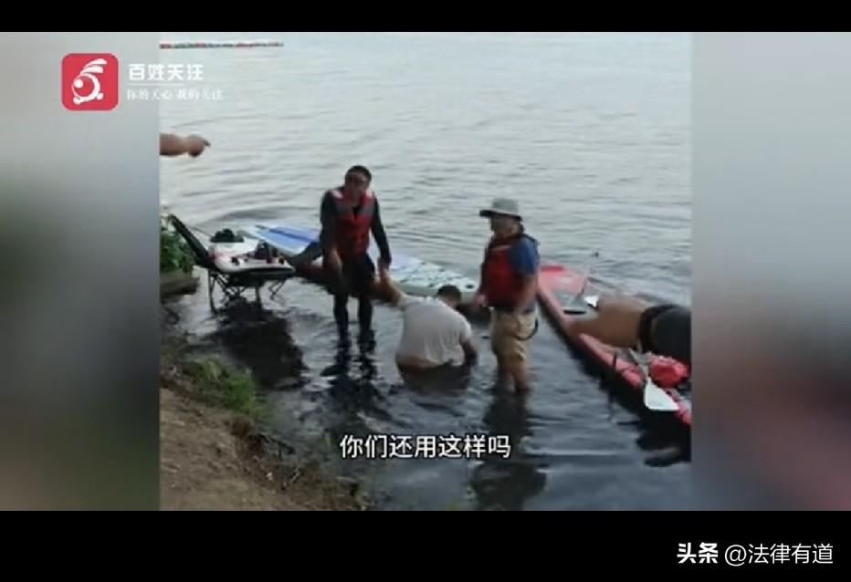 醉酒男子下湖游泳溺水，三名桨板爱好者奋力将其救起，请求溺水者同行人搭把手抬人上岸