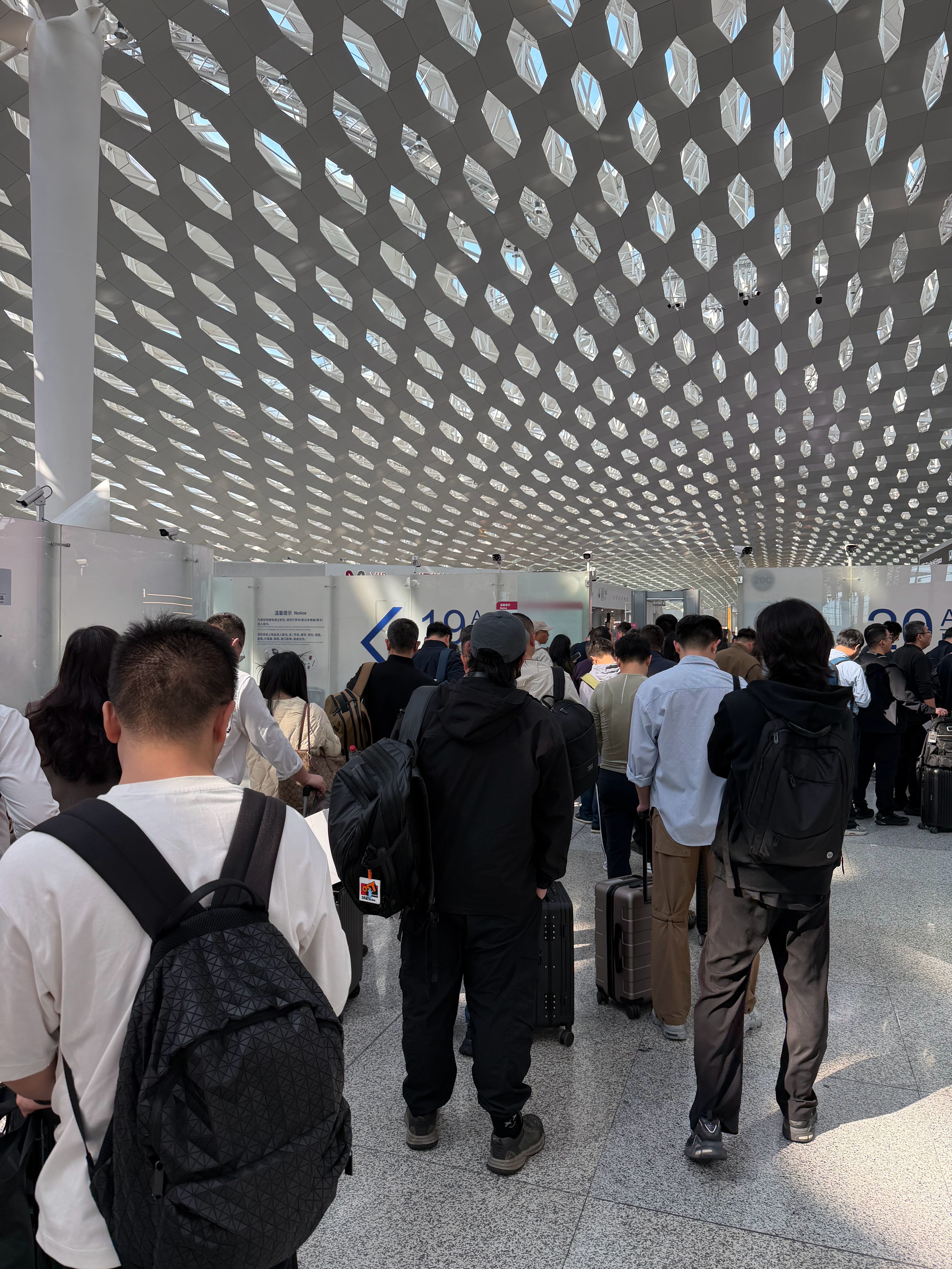 深圳机场反应了深圳经济的热度，安检排队也太夸张了。问了下安检说最近都这么多人，今