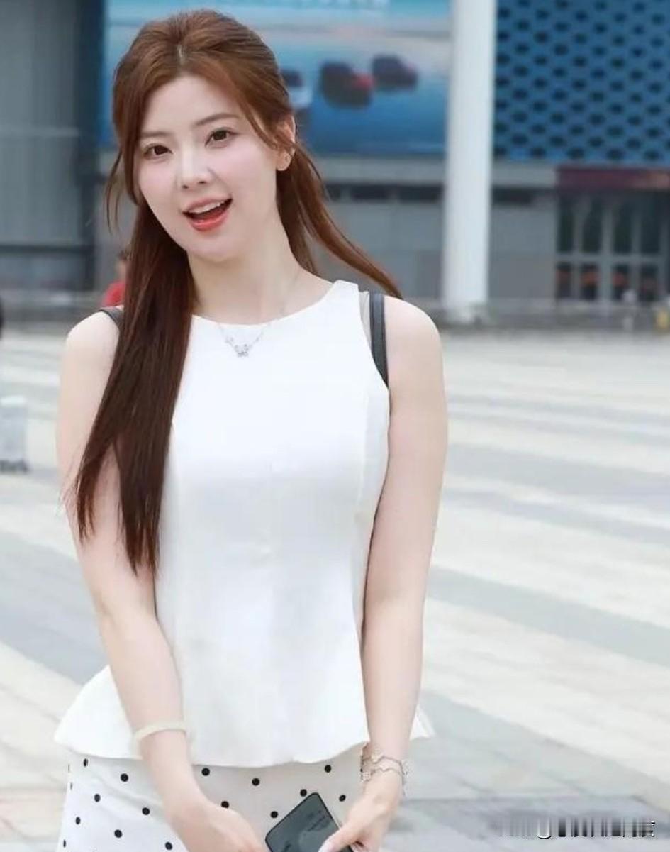 你见过颜值和身材都这么“能打”的小姐姐吗？刷到春晓的照片，我真的被惊艳到了！

