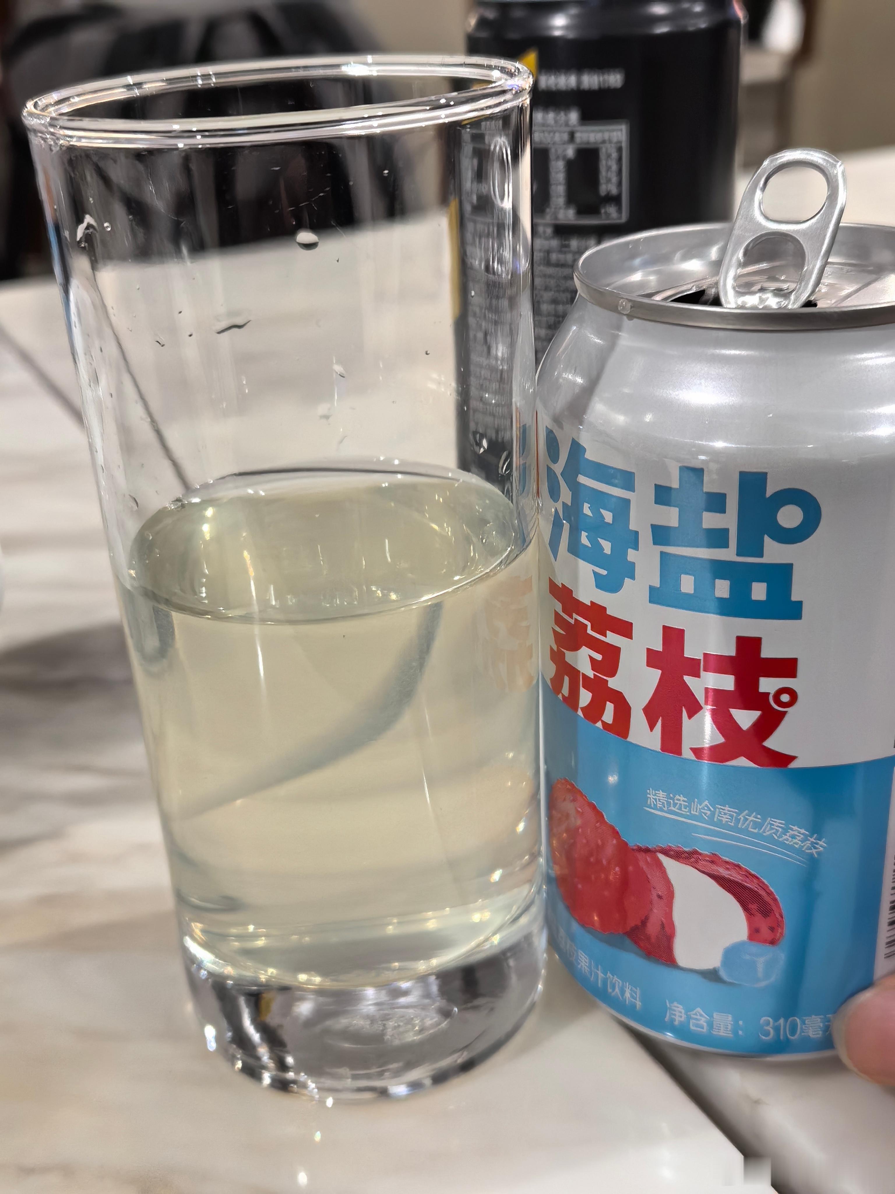 尝了一下农夫山泉出的新品，名字让人遐想，尝一口，就一个平平无奇果汁味[揣手][d