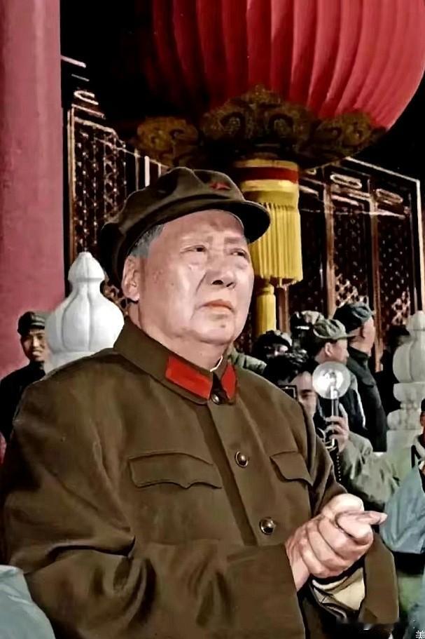 这是六十年代毛主席穿着军装拍摄的照片。

毛主席站在天安门城楼上，紧紧地扣着大手