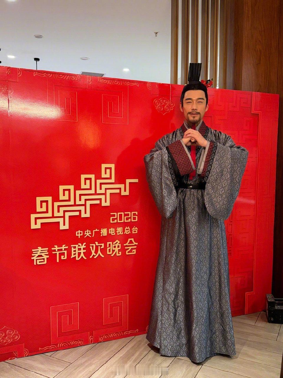 胡兵至今没发现长得高的坏处 这份“高处不胜寒”的帅气，他一保持就是几十年，春晚亮