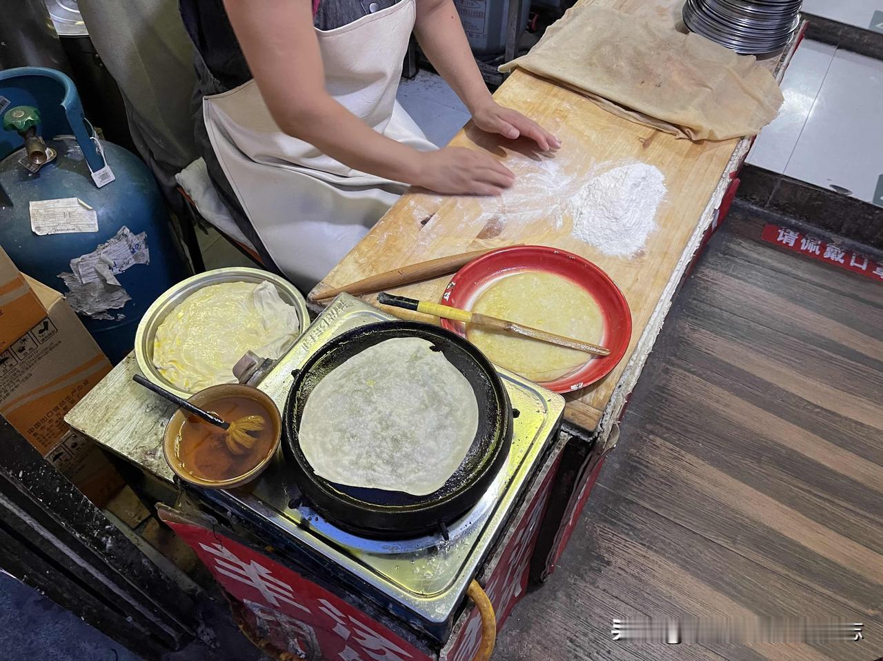 在长治住了两天，吃了几家的驴肉甩饼，价格从4元到12元不等，口感上有的软些，有的