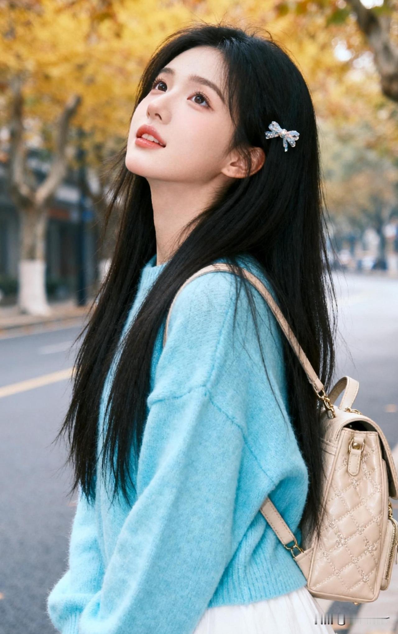 秋风起，美人倚树思。
