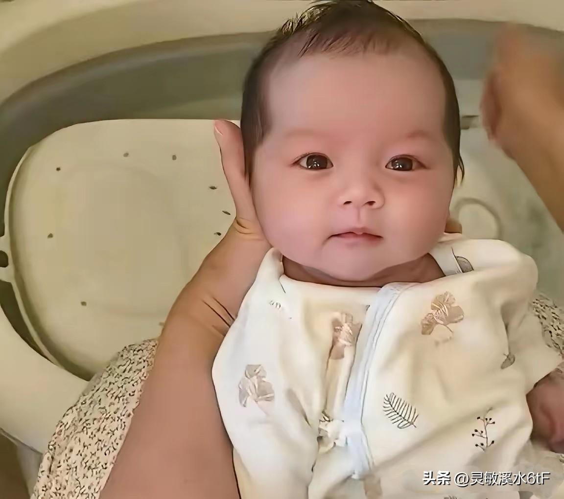 这孩子的确是来报恩的，一出生就自带光环，颜值爆表，小七宝长得真漂亮，眉眼清秀，看