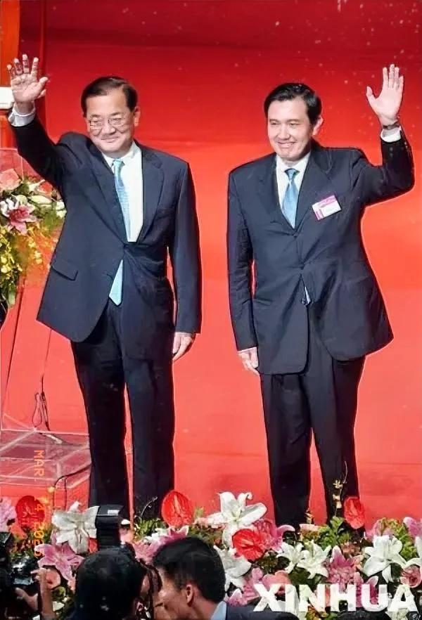 只要和平，不谈统一的台湾省的两位政客连战（左）和马英九。