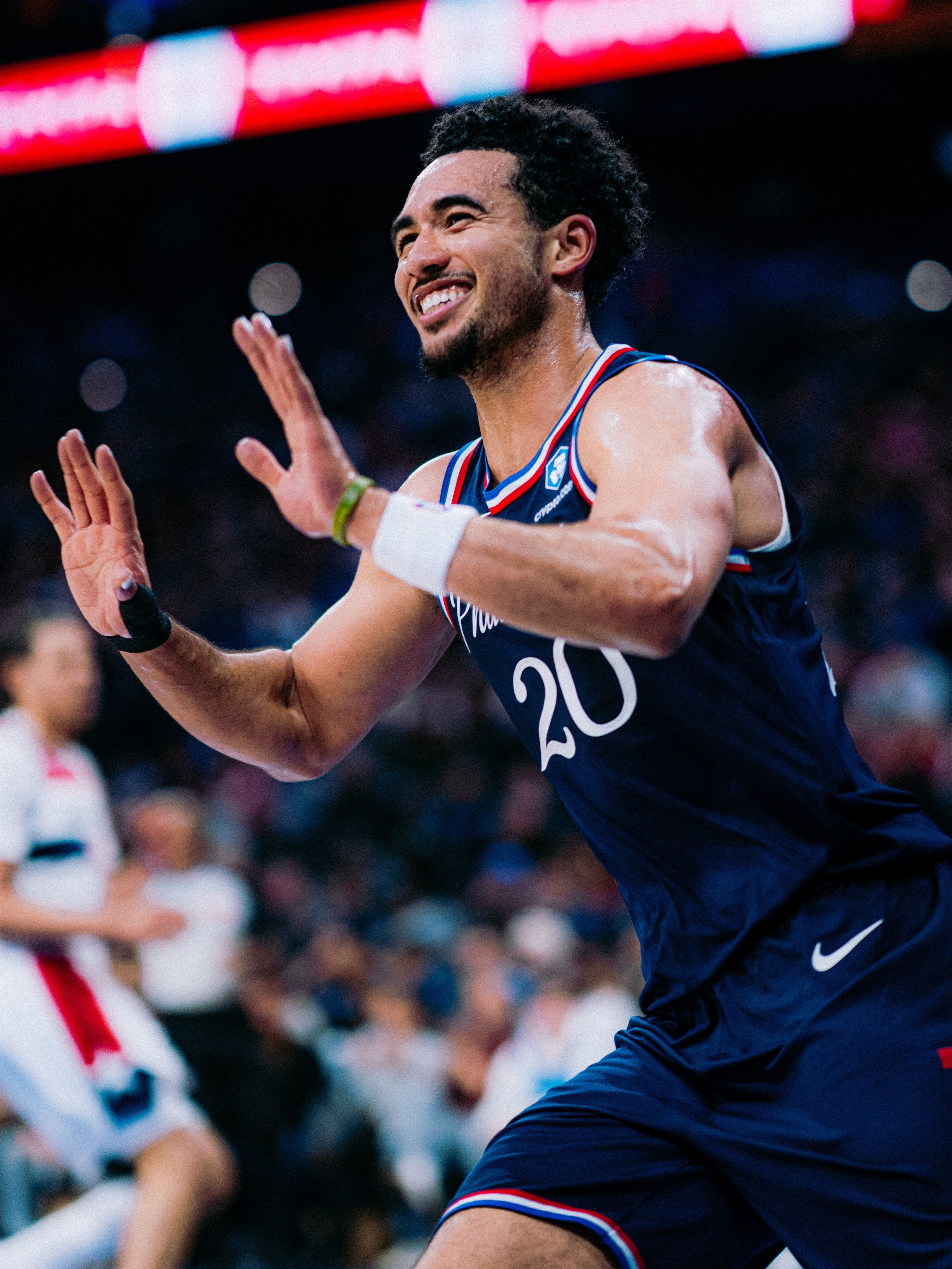 记者问：“你为什么总是带着这么多快乐打球？”麦凯恩答：“伙计，因为生活太美妙了…