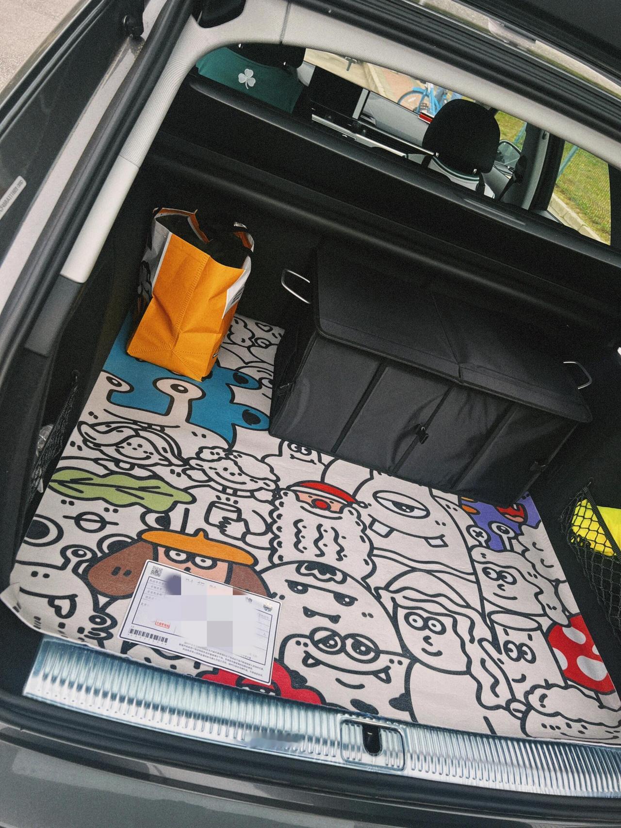 🧳我觉得后备厢垫是那种“装上就回不去”的小物件。平时拉杂物、放湿伞、搬箱子，心