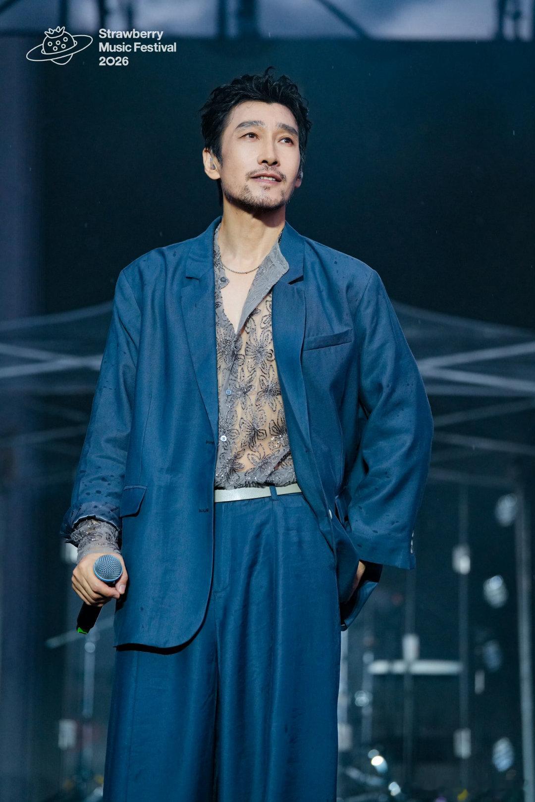 满江初舞台选曲曝光披荆斩棘初舞台歌单满江这个初舞台选曲有点惊喜，不是大众熟歌，反