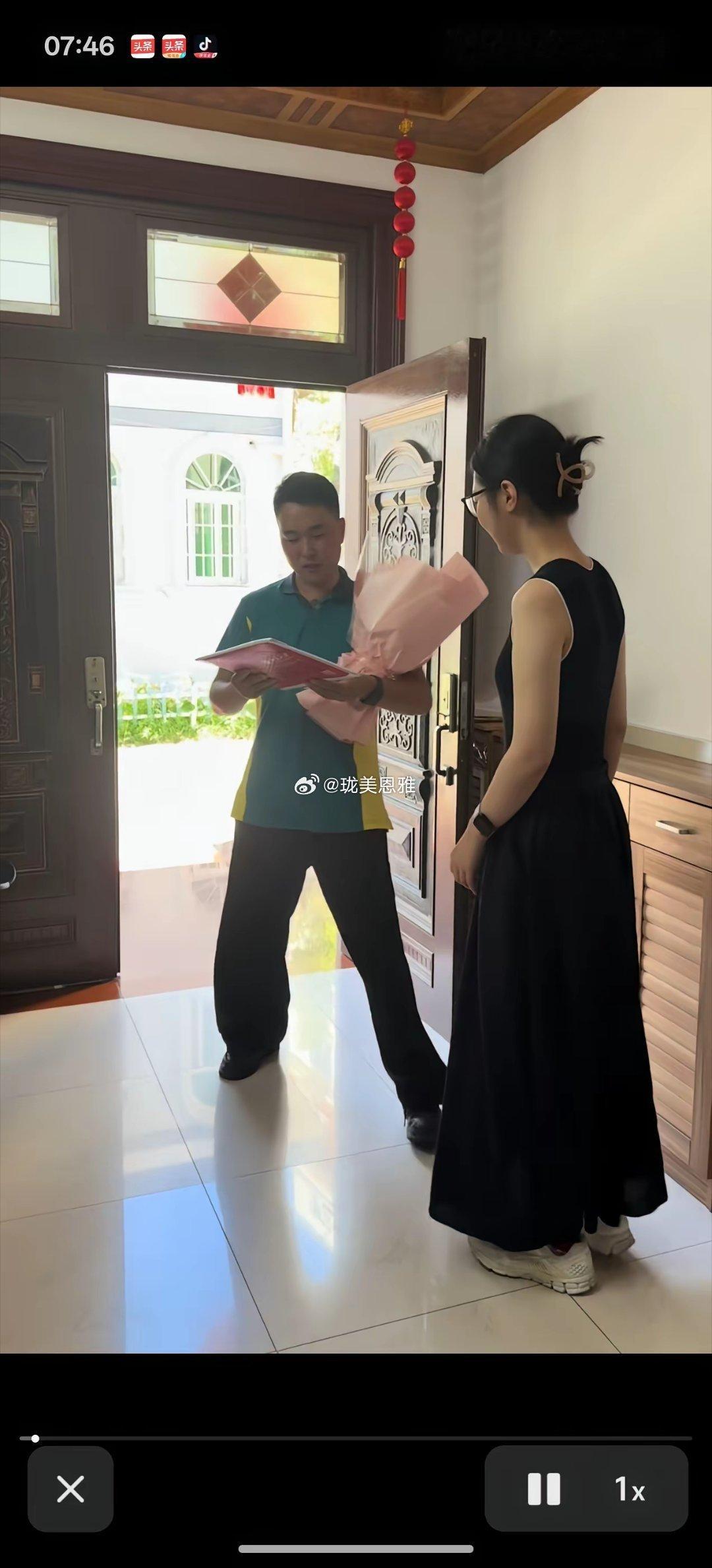现在10几岁女孩都好成熟啊高中都这么会打扮 