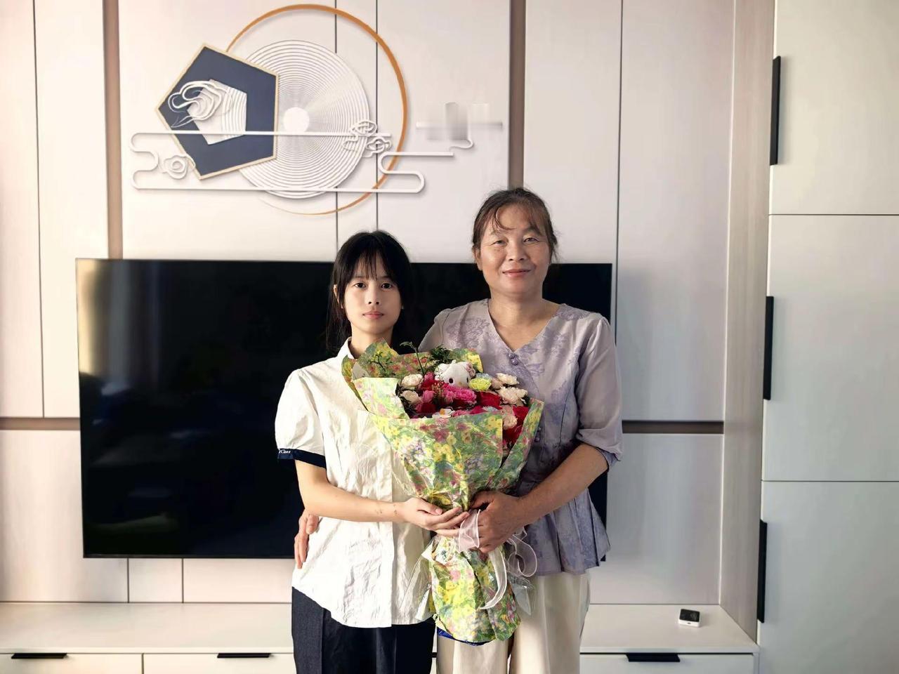 恭喜我的女孩正式成年！愿你热烈自由，漂亮坦荡，一生无忧，万事尽兴。