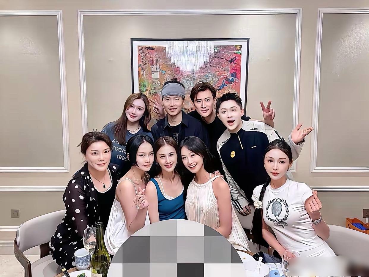 今天黄圣依在上海举办私人家宴，这是她离婚以后第一次举办，也是她第一次在自己家里聚