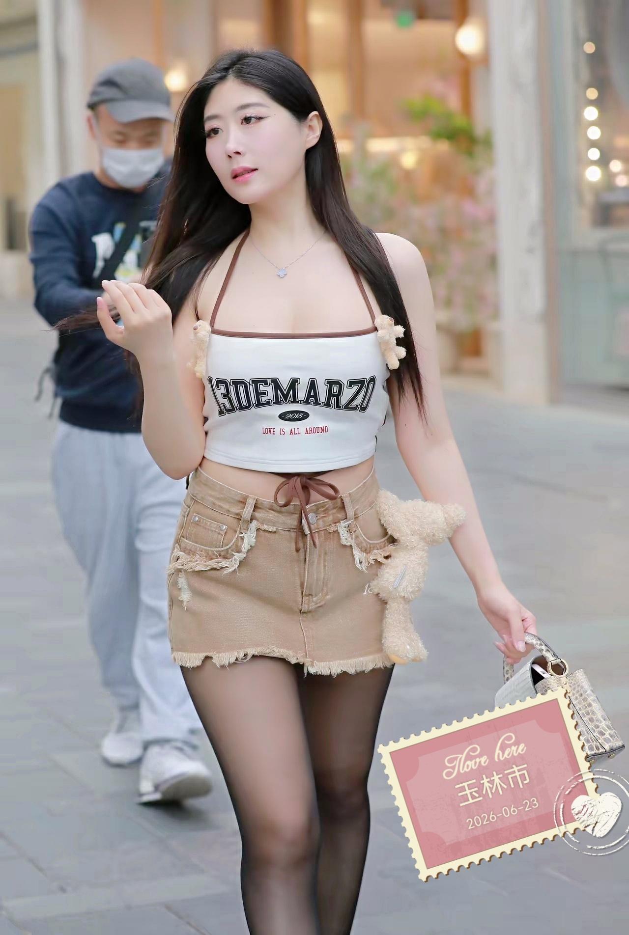这姑娘穿得真有范儿！