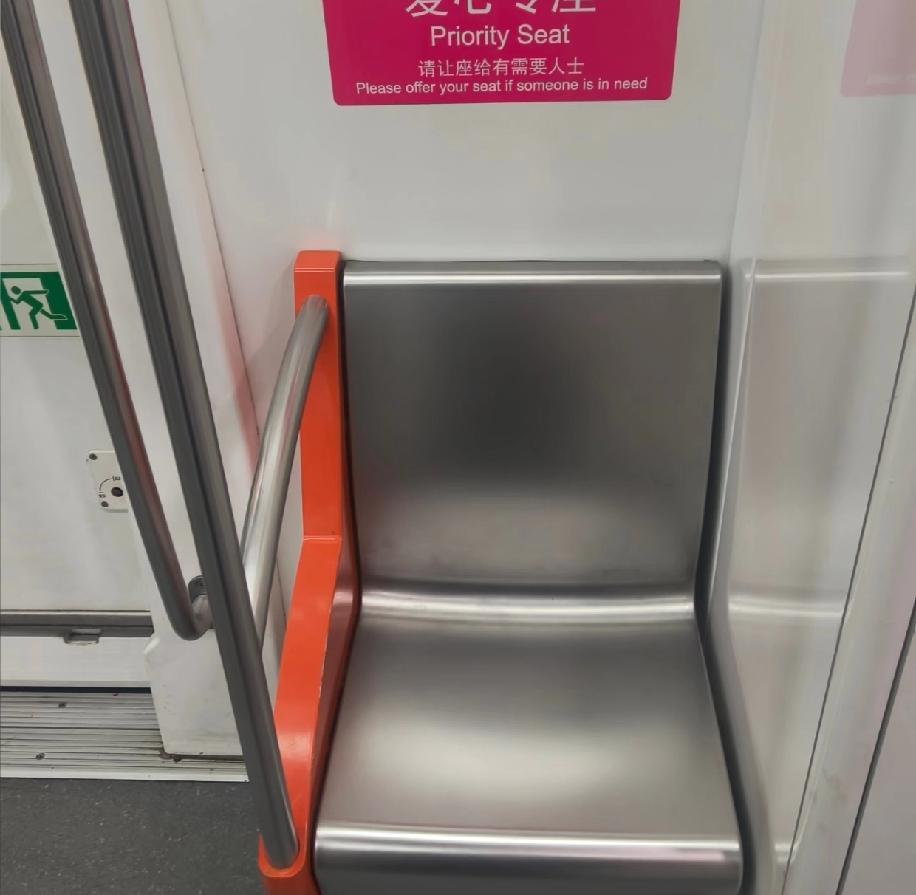 地铁上藏着一个特别舒服的位置，我觉得这就是地铁里最抢手的好地方。这个位置的空间大