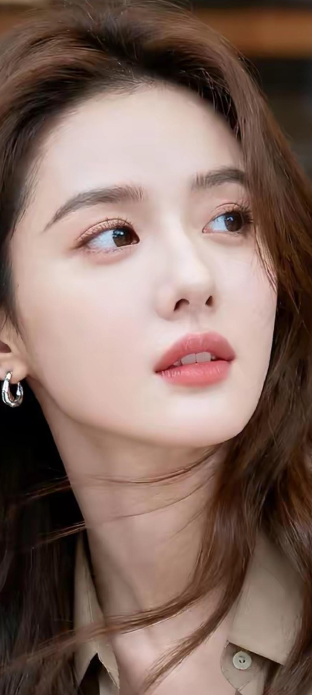 温柔眼神，自然妆容，简约时尚。