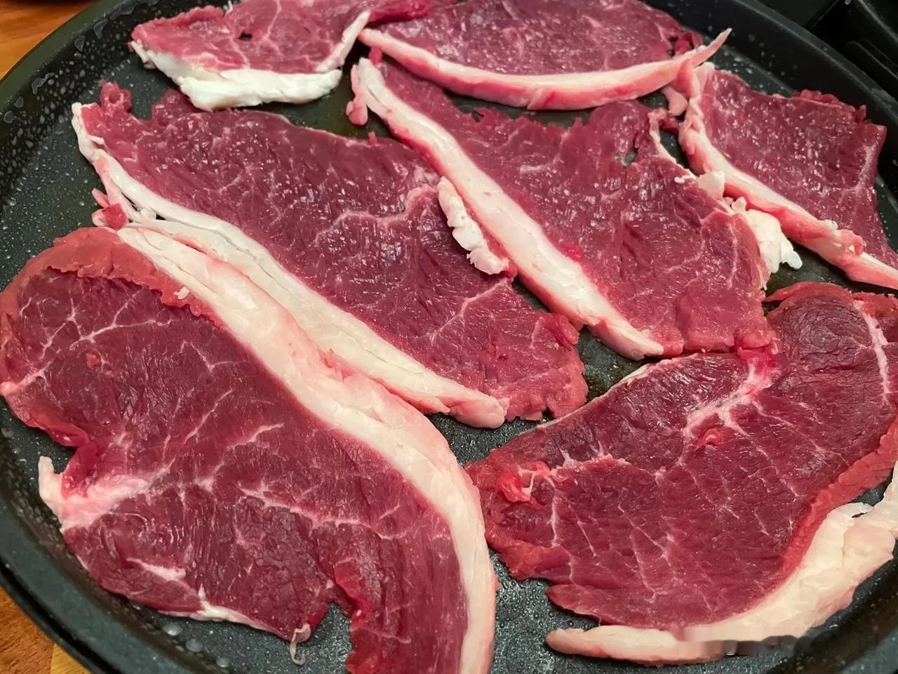 天气真是太冷了，大人小朋友们都要多吃点肉，才不怕冷哦！
#育儿有招#