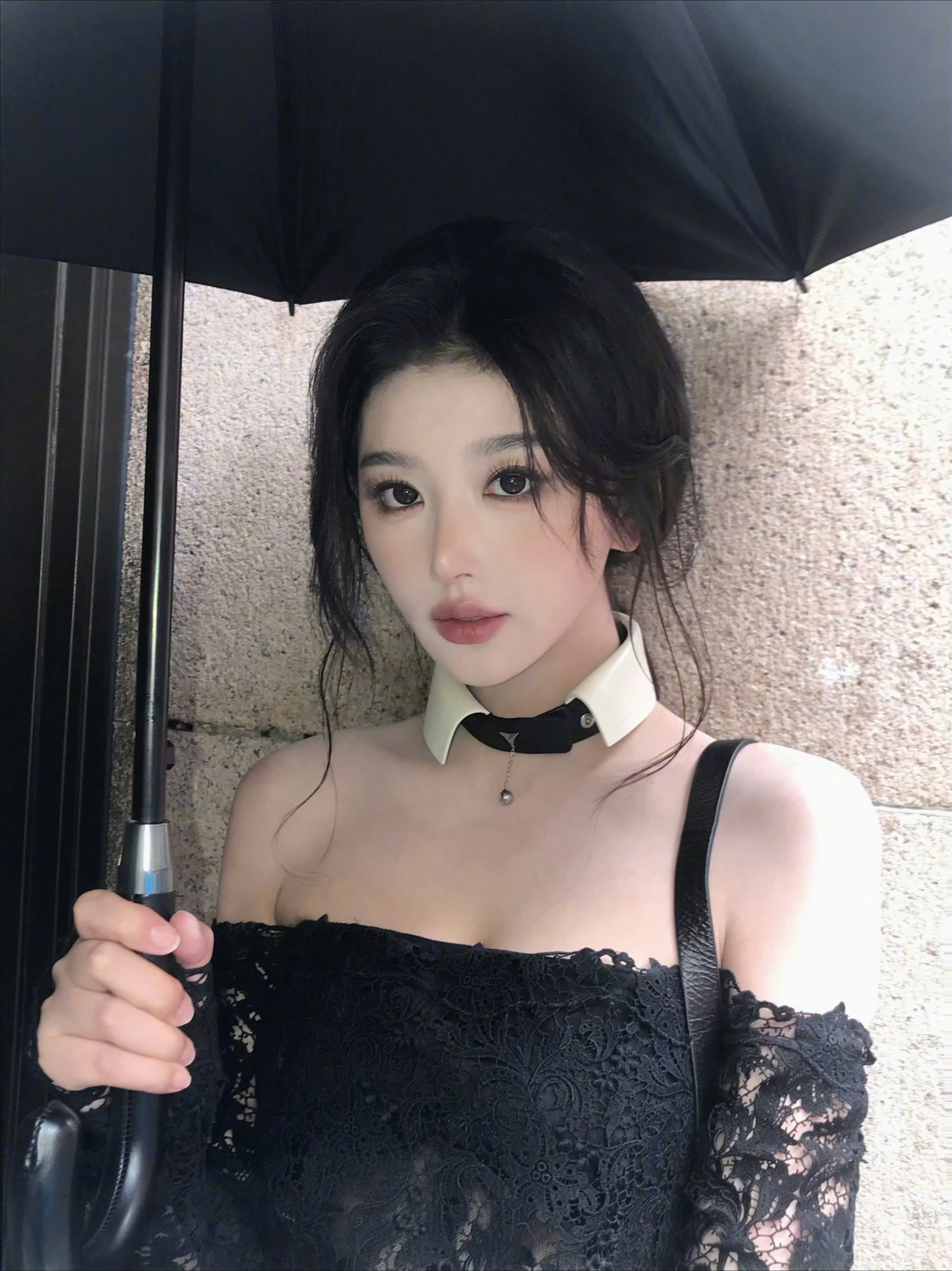 孔雪儿蕾丝抹胸裙蕾丝+抹胸+黑丝，致命组合直接封神！孔雪儿把这身驾驭得恰到好处，