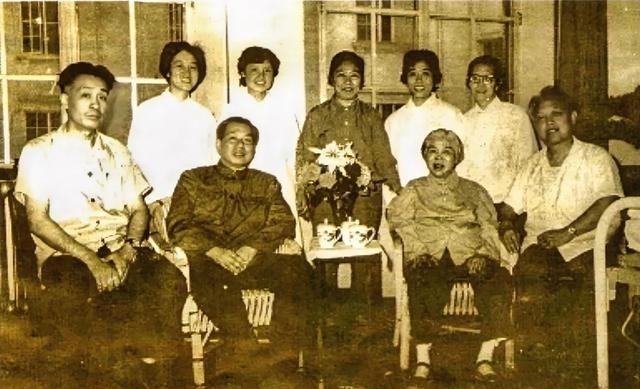1979年6月，贺子珍当选第五届全国政协委员，与前来看望的 上海市 领导们在一起