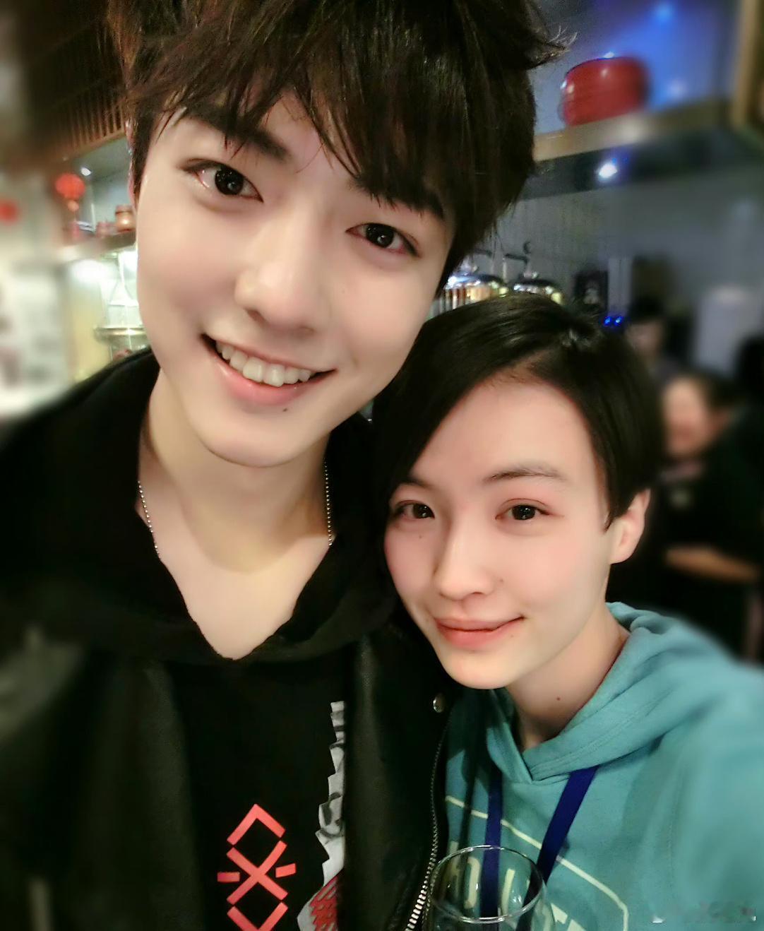 当年的肖战嫩的一批[doge]怎么每张合照都有同一个女生在场，是他的前女友吗？？