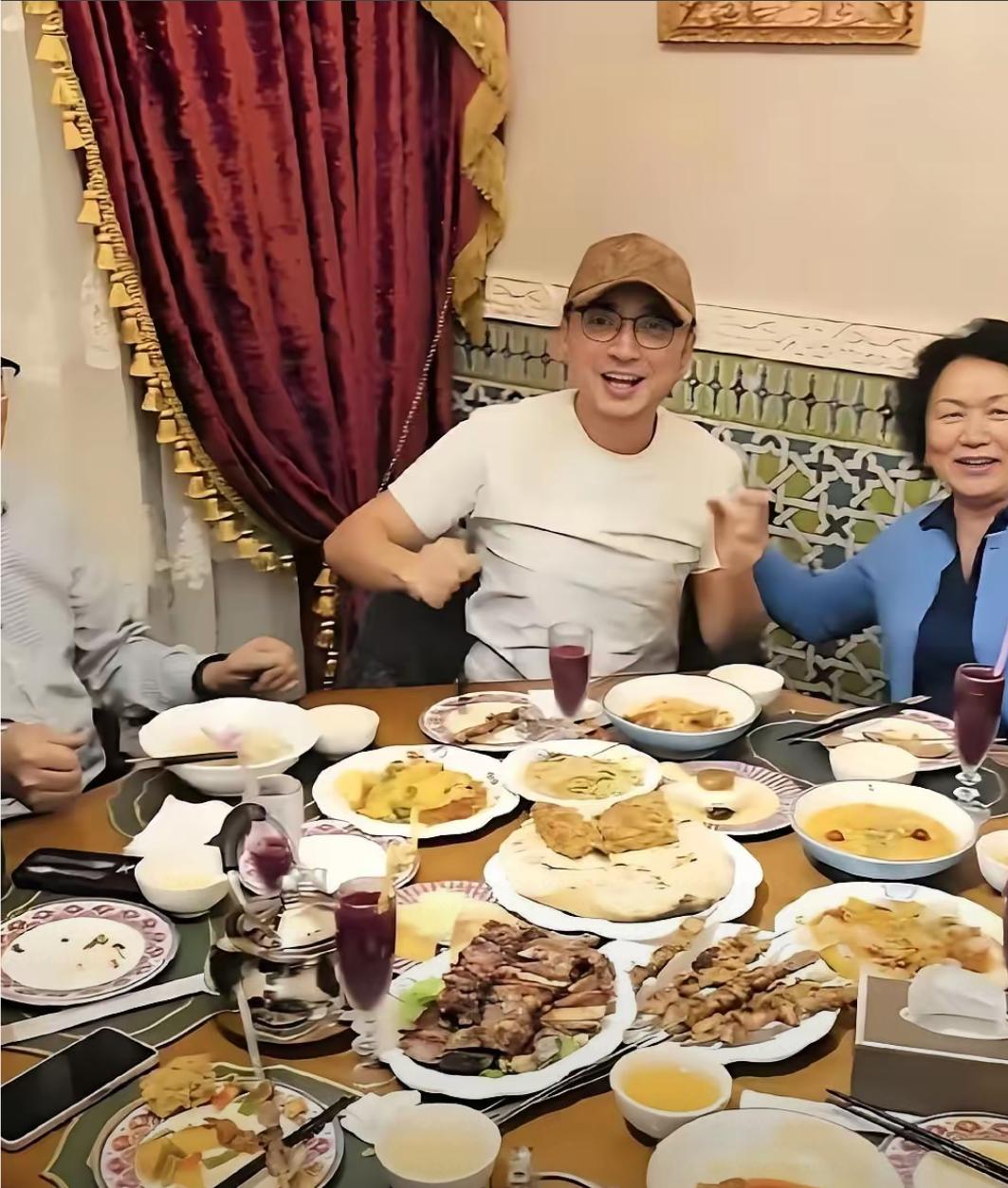 央视春晚主持人尼格买提，结束工作后，就马不停蹄赶回新疆，新疆家人早已准备饭菜，等