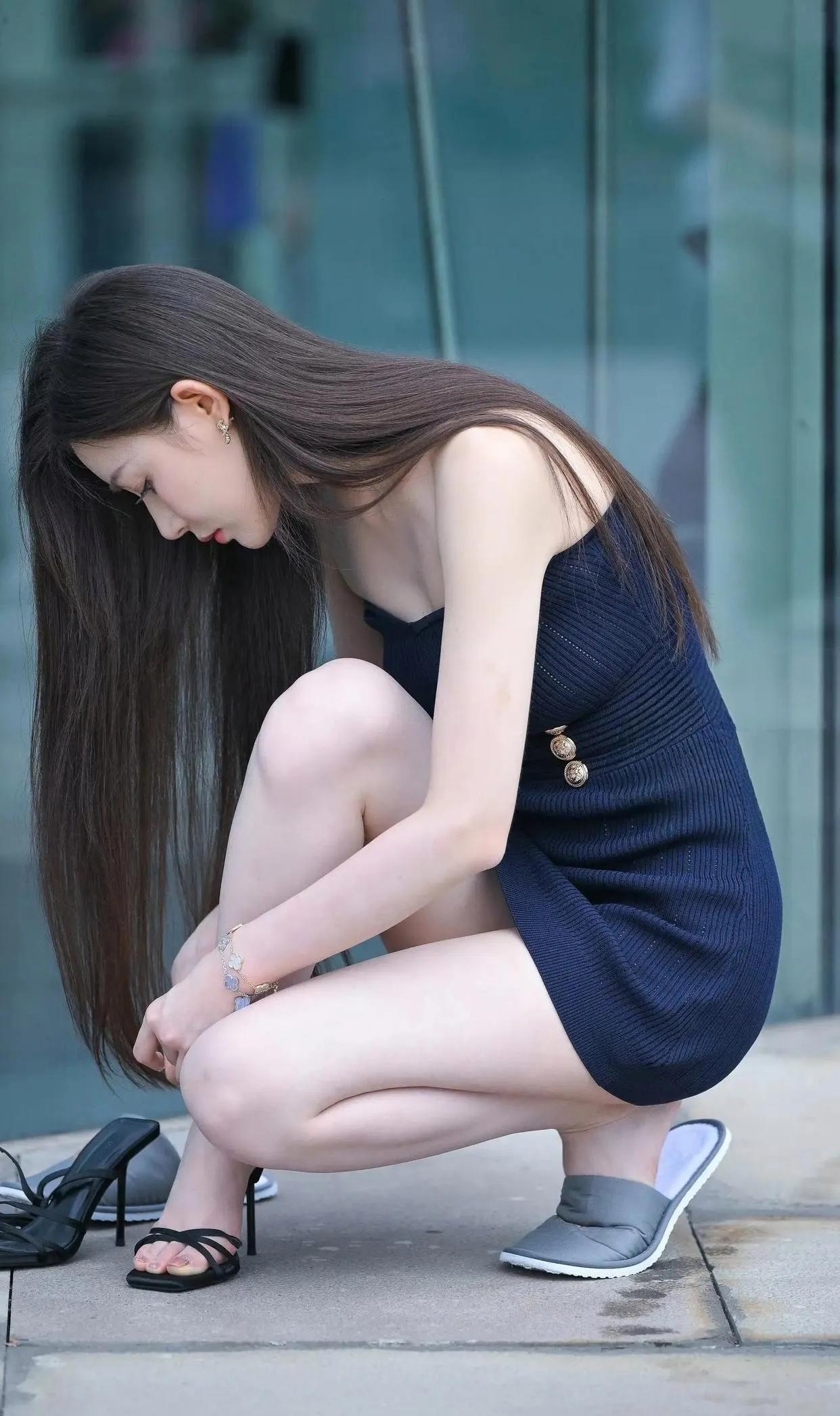 优雅蹲姿，时尚穿搭，都市街拍