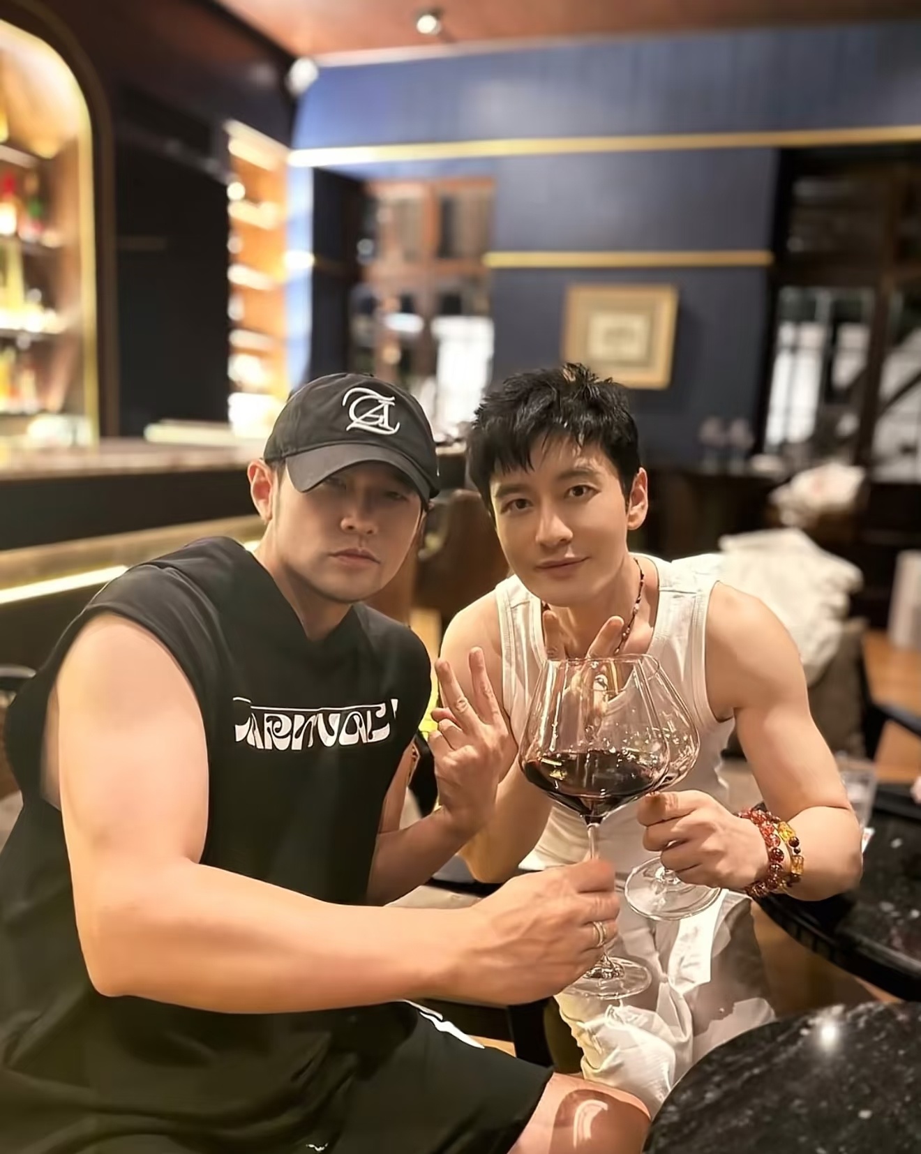 在周杰伦旁边，黄晓明都显得娇小了