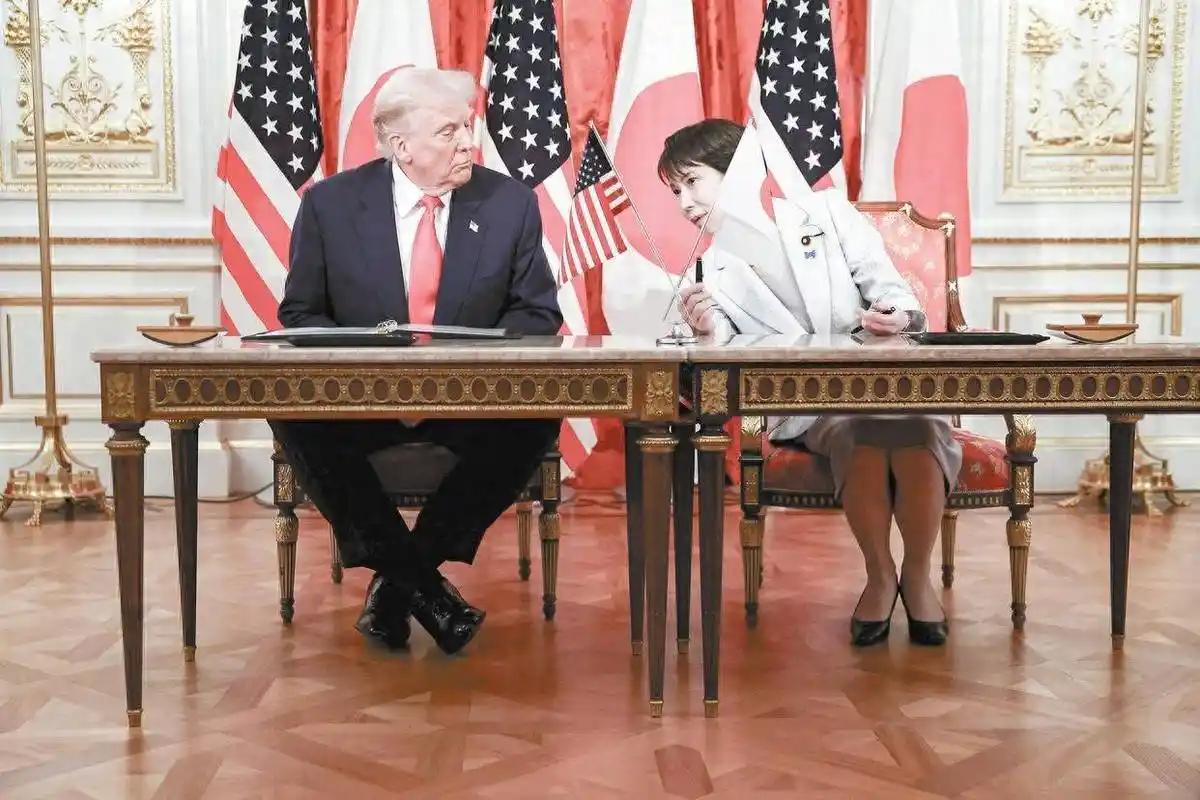 美国财政部今天宣布了一个让全球瞠目的决定：既然无法阻止，便选择加入。
 
从这一