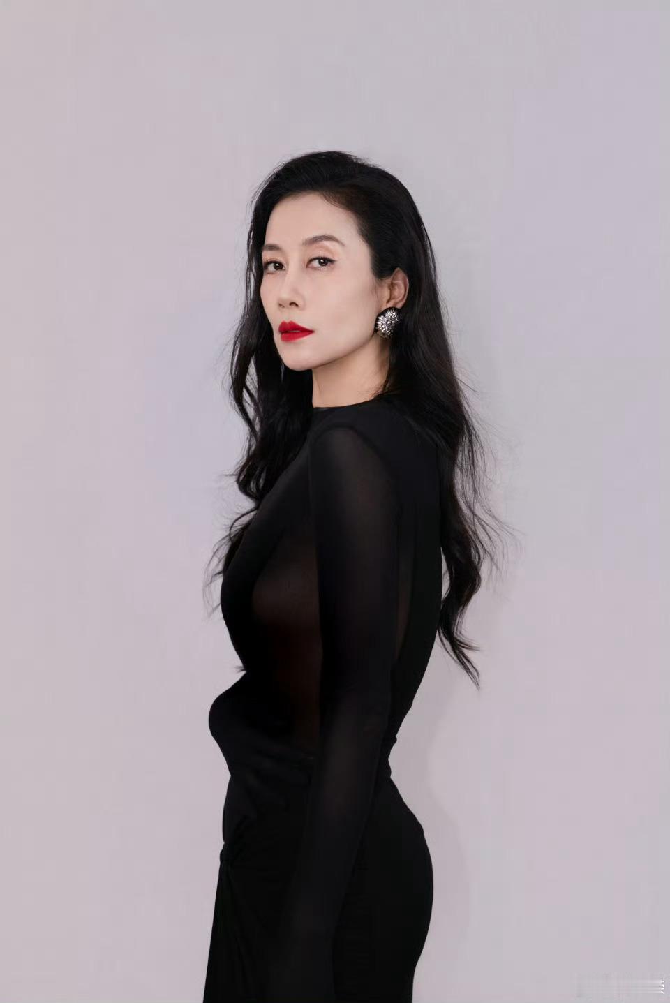 温峥嵘下班也一直在哭着饭撒妈咪要不然还是回来继续拍戏吧参加这个综艺感觉全程都在被