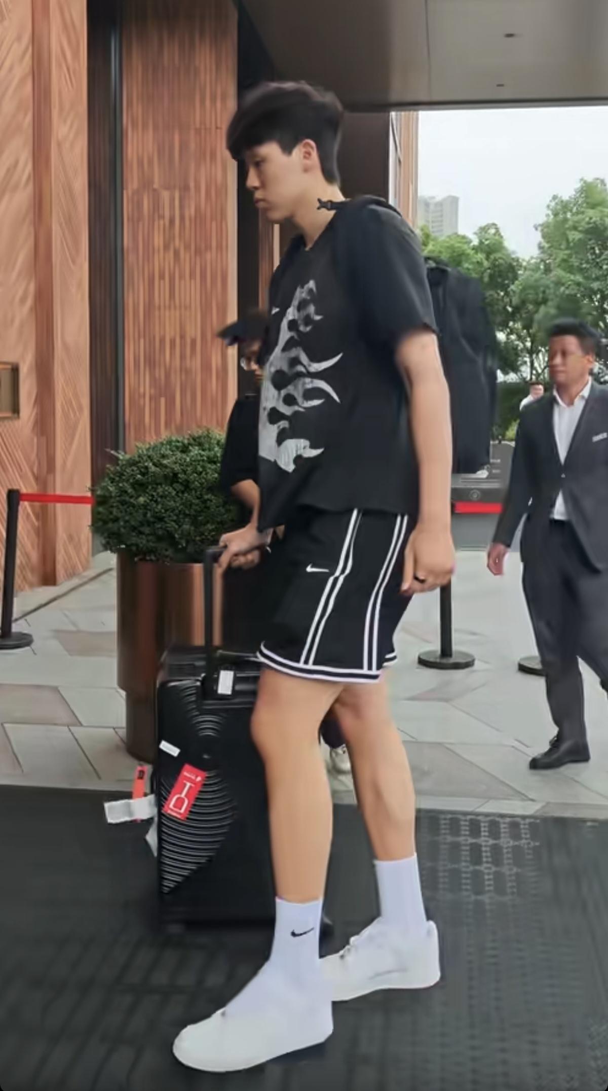 可怜的杨瀚森，由于国际篮协与NBA的奇葩规定，不能随中国男篮的大部队一起随行，所