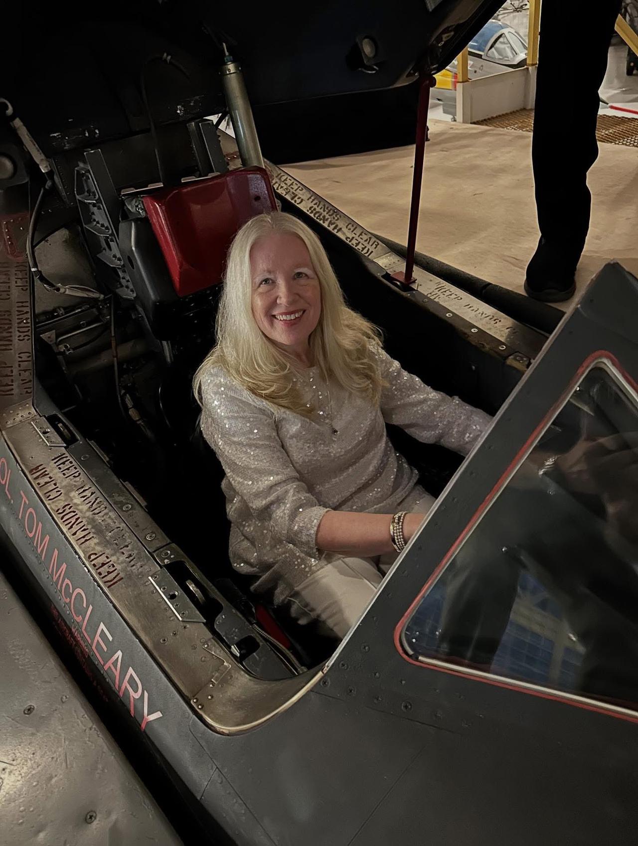 SR-71“黑鸟”侦察机飞行员布奇·谢菲尔德的女儿琳达·谢菲尔德在社交媒体上分享