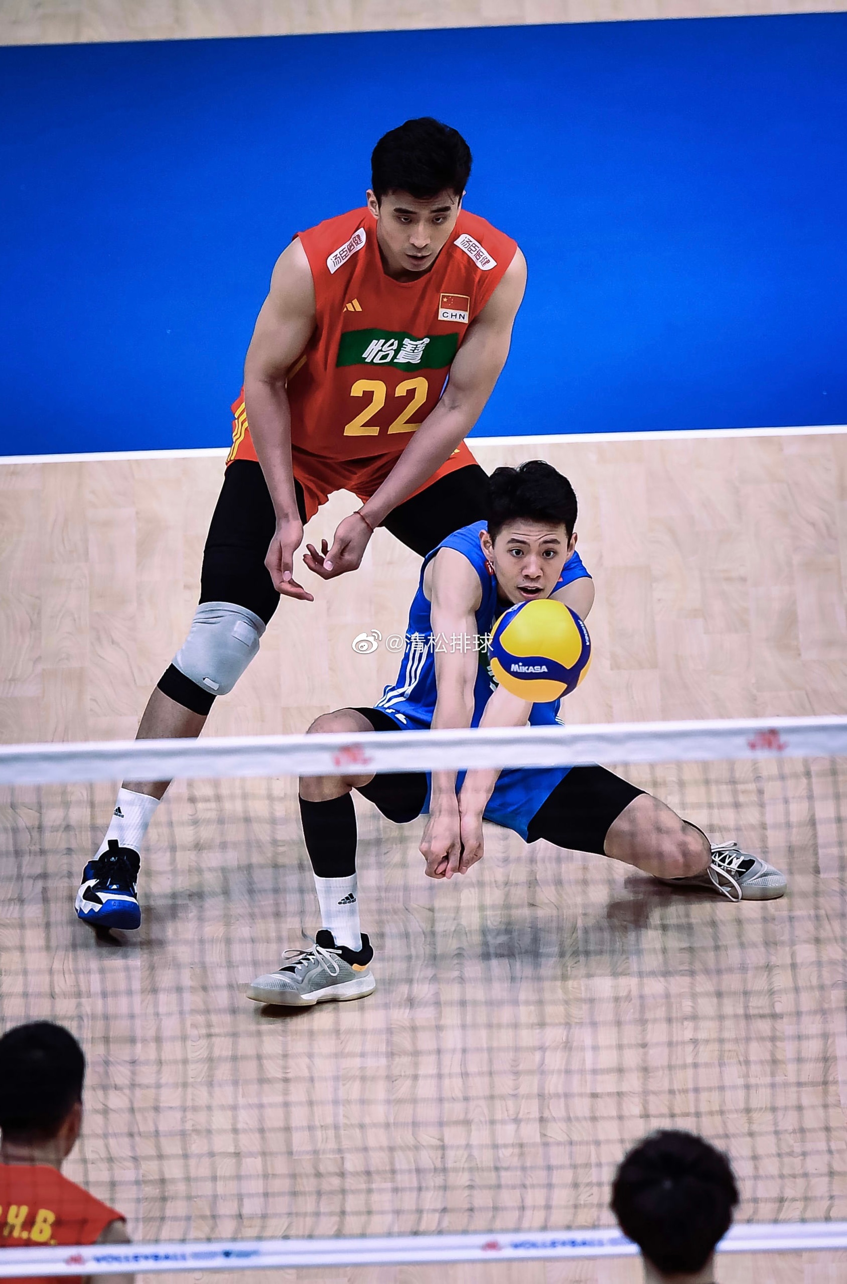 中国男排2-3日本男排中国男排一传数据：翟德军：OP（8次一传、4到位0失误）一