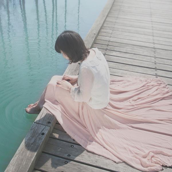 二十多岁的姑娘婷婷
洗澡时突然摸到右胸有个硬块不痛也不痒
就没当回事。一年后，肿