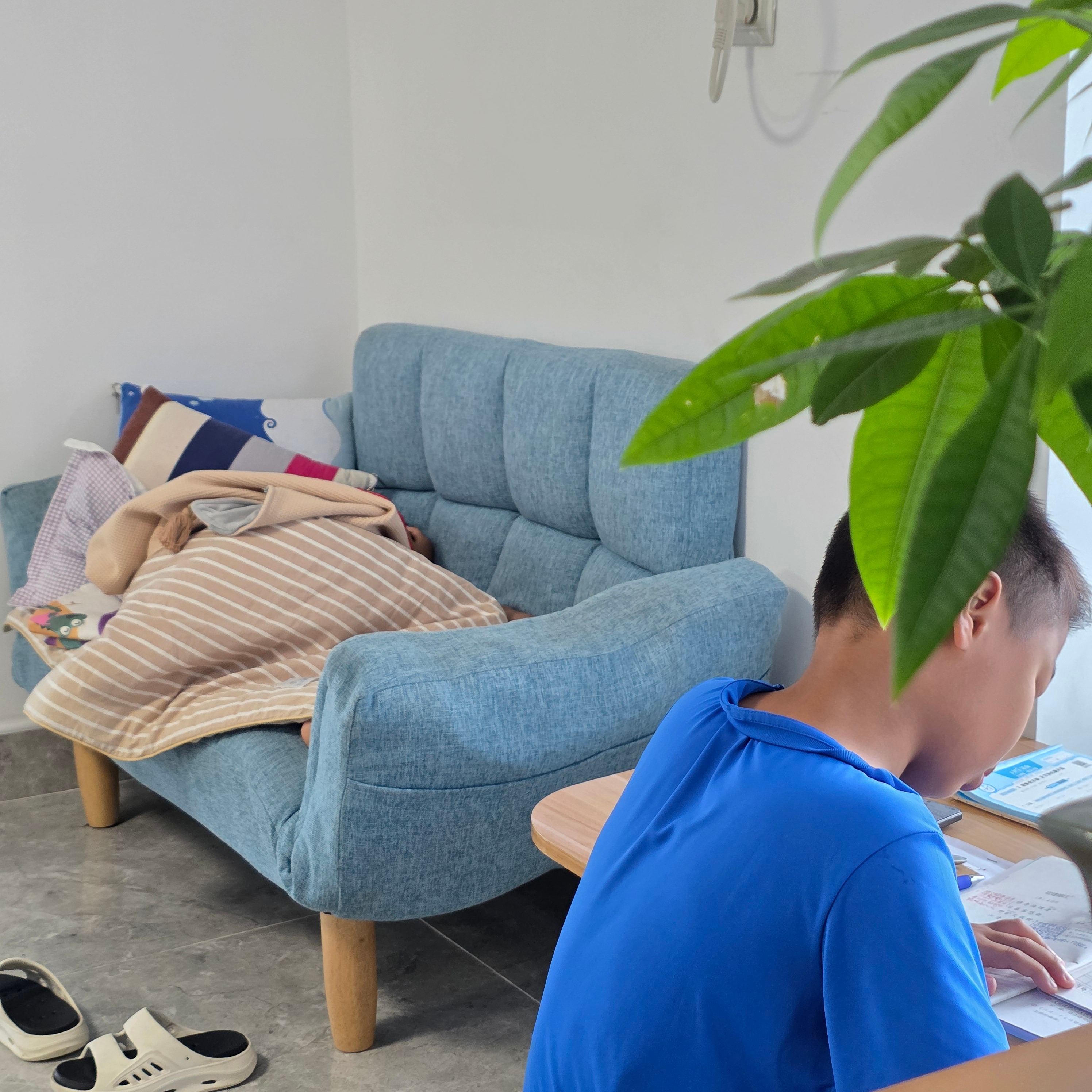 台风放假一天，大哥“奋发图强”，小哥“安逸躺平”。唉！你老子我再奋斗二十年让你“
