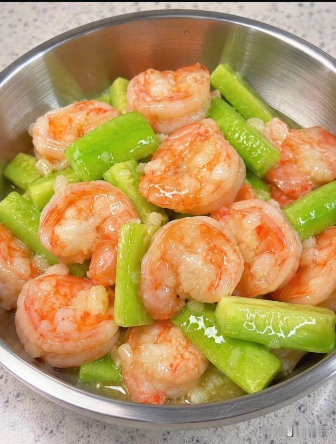 虾仁用盐、白胡椒、淀粉腌制，滑炒盛出。丝瓜切块泡水防发黑，蒜末爆香后大火快炒至透