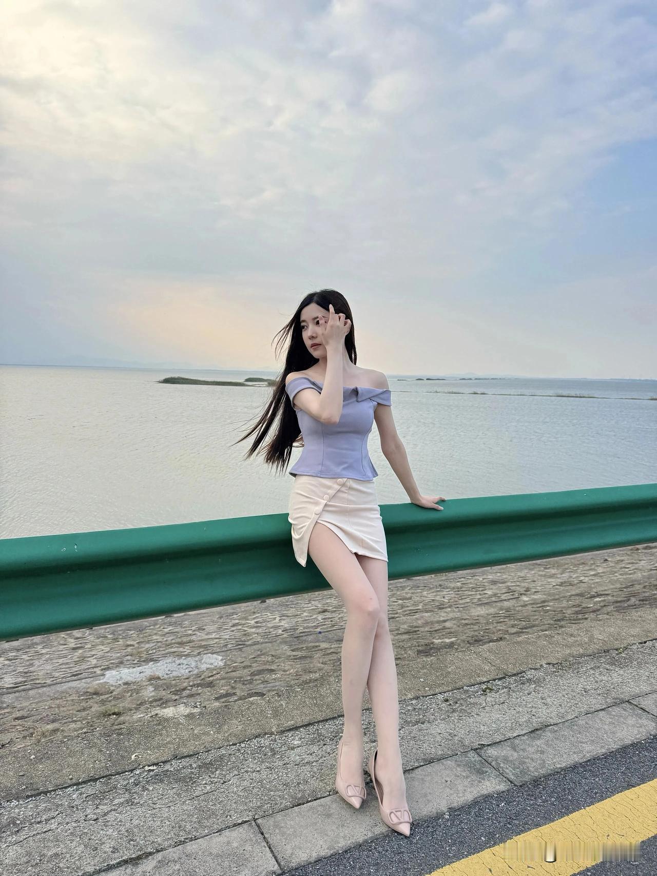 天呐，拍照的时候突然放了一长串响屁！
放屁尴尬