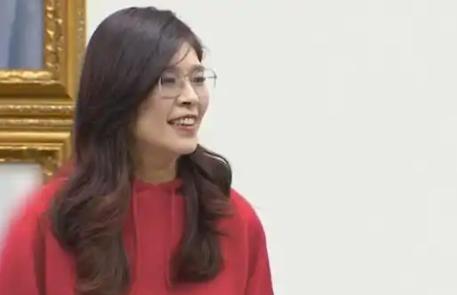 郑丽文突然陷入了尴尬。 

对于725上街游行，她本以为她会一呼百应，集结上百万