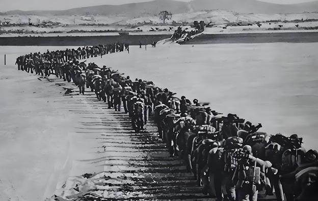 1951年已经饿了3天的唐满洋，趁着夜色率部爬上了美军的580.7高地，谁知上面