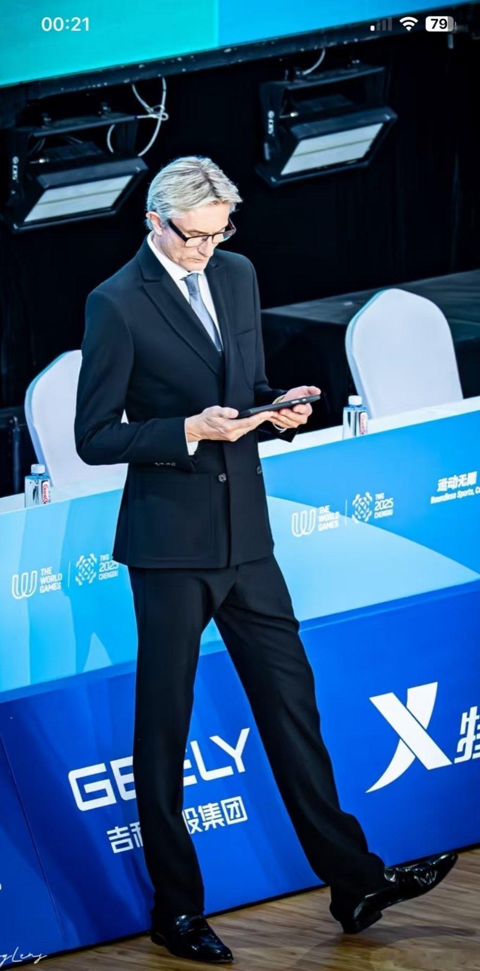 成都世运会的拉丁舞评委！这大长腿，果然男人穿薄底皮鞋味儿才正[流鼻血] ​​​