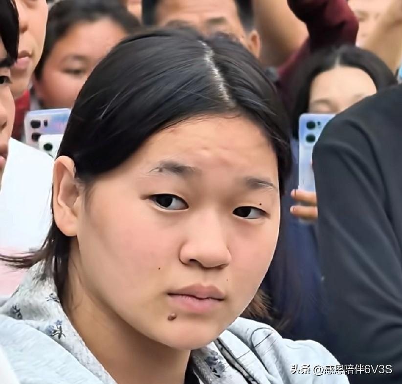 看到婵宝近照，第一反应：这脸盘子圆得我差点没认出来！不过咱把话说头，胖不胖咋了？