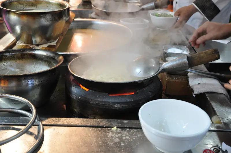 就当你和他们是一伙的，你来得晚，他们都吃完了。剩下的可不就该你吃嘛。这么一想，把