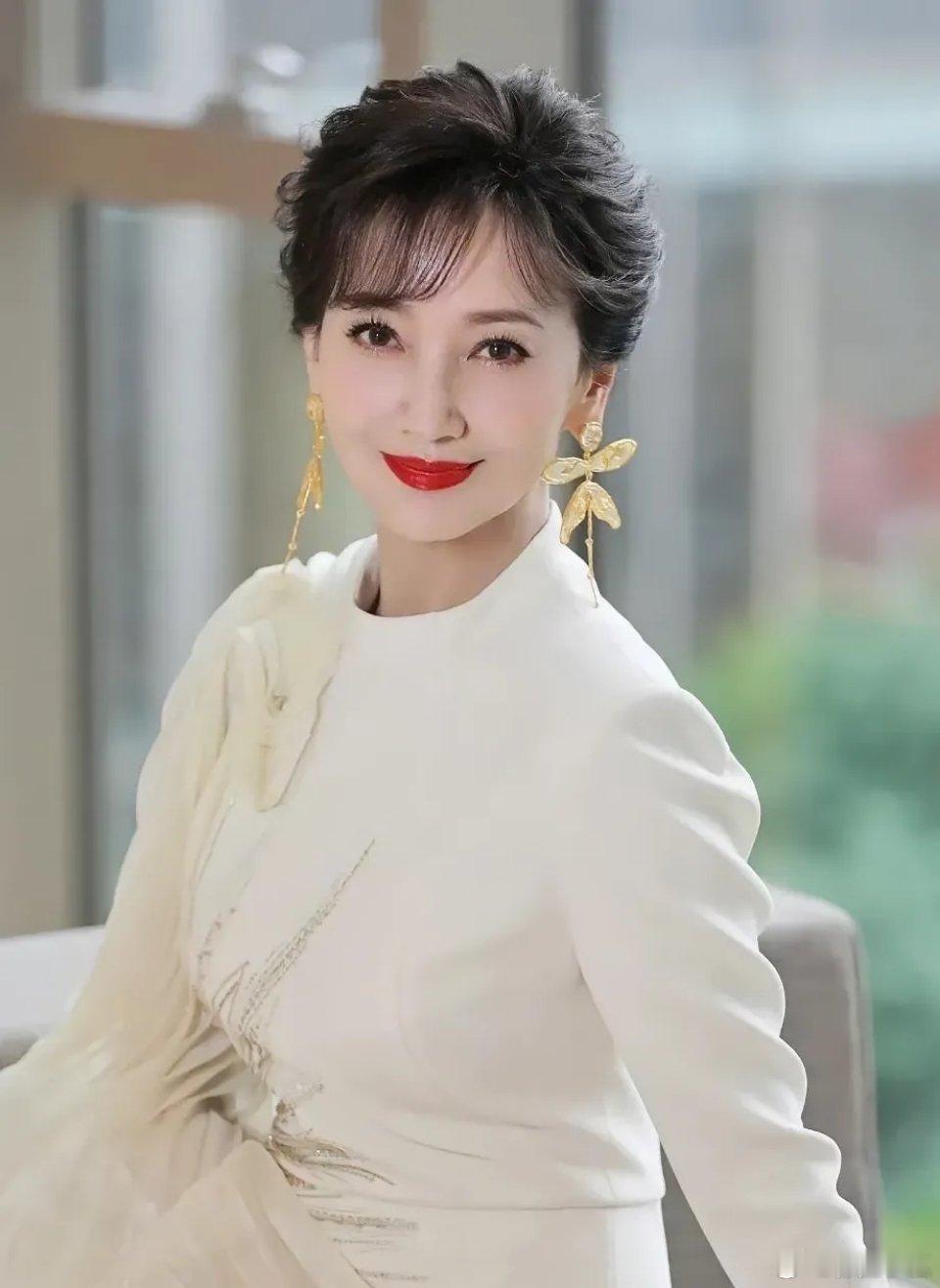 岁月不败美人！赵雅芝盘发勾勒红唇，一袭白裙尽显优雅气质，堪称“气质女神”典范！ 