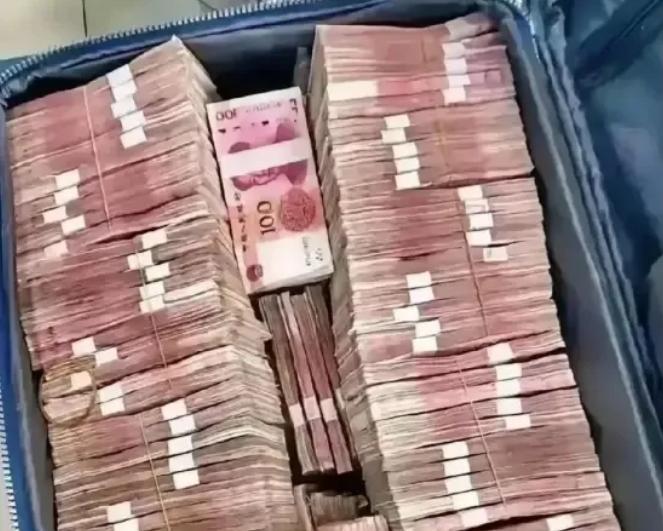 “小心！你彩票中了800万，到手640万。这时，有人拿700万现金来买你的彩票…