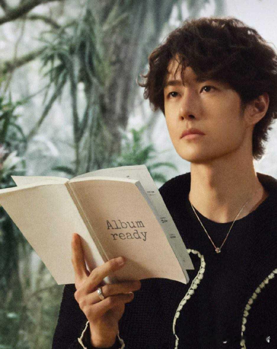 王一博颜值下降了，看起来变得更自然，也许是户外活动太多，王一博这两年真的太让人羡