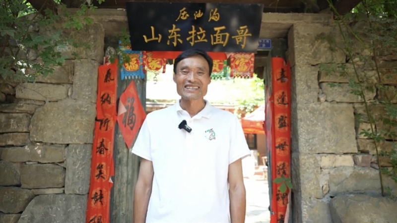 #拉面哥回应为何坚持卖3元一碗#【“拉面哥”在景区开实体店，素面仍卖3元！称没人