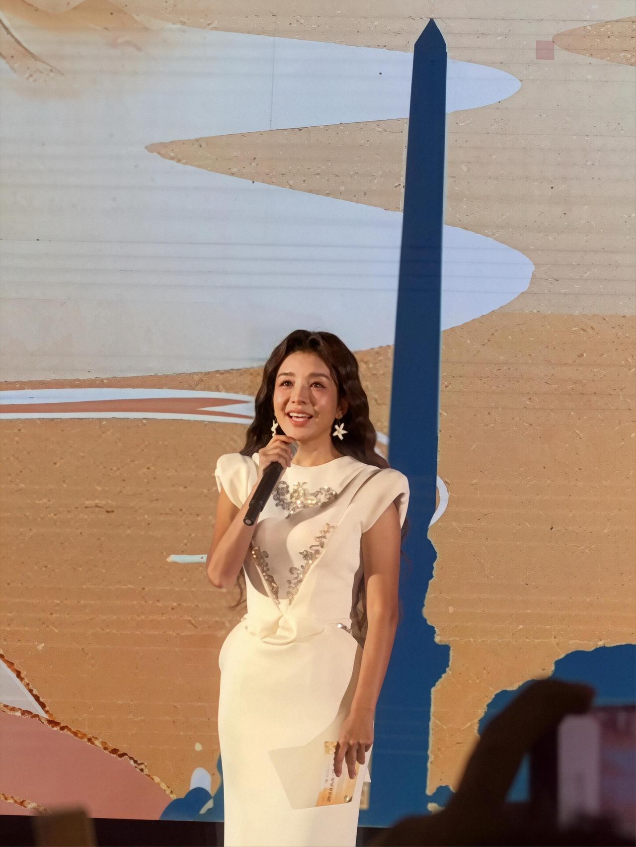 朱迅是总台综艺板块的压舱石式主持人，并非不可替代，但她身上综合素养，是很多年轻主